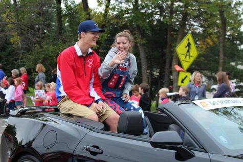 Seniors Maddie Fischer and Aaron Patterson give the crowd a wave and smile